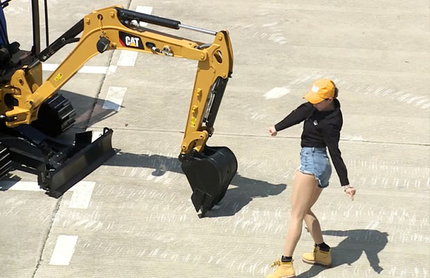 產品廣告-卡特彼勒小挖