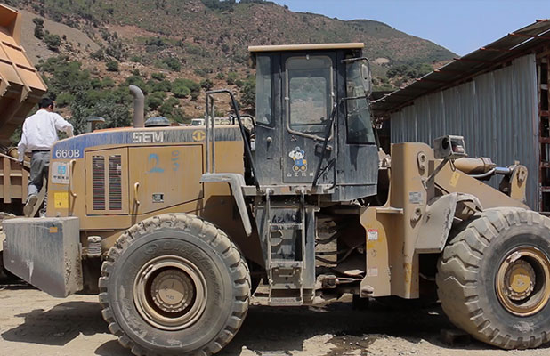 品牌故事-山工機(jī)械筑路非洲